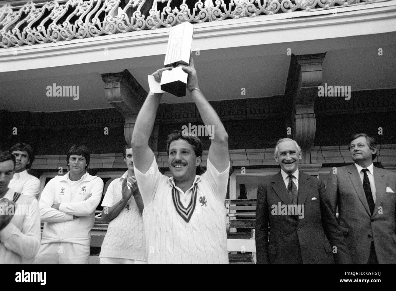 Cricket - NatWest Bank Trophy - Final - Somerset v Kent - Lord's. El capitán de Somerset, Ian Botham, ostenta el trofeo NatWest en arboladura después de la victoria de su equipo en 24 Foto de stock