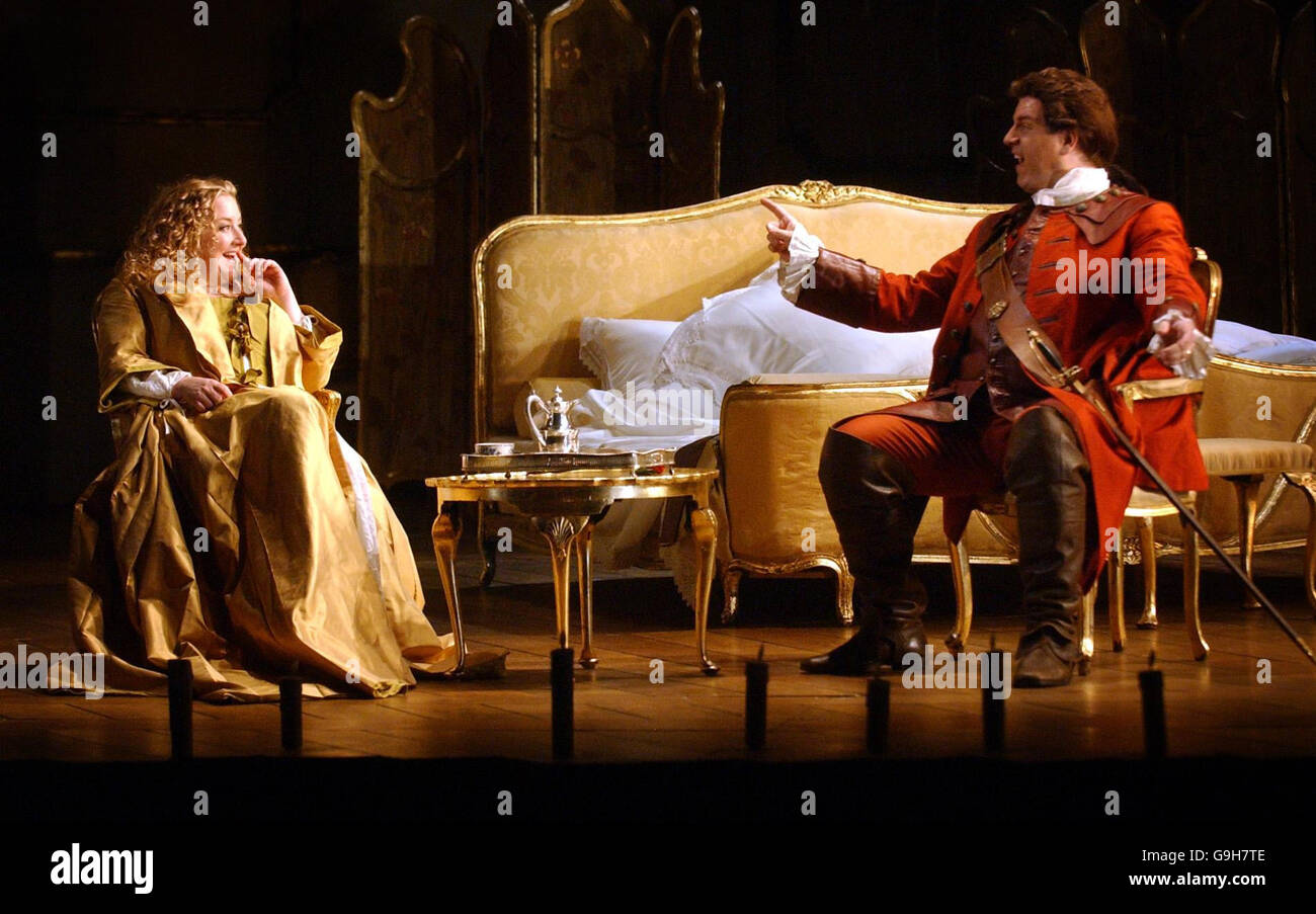 Rebecca Nash (izquierda) toca a Feldmarschallin y Daniel Sumegi toca al Barón Ochs, durante el ensayo de vestuario de la Ópera Escocesa Der Rosenkavalier en el Teatro Royal de Glasgow. Foto de stock