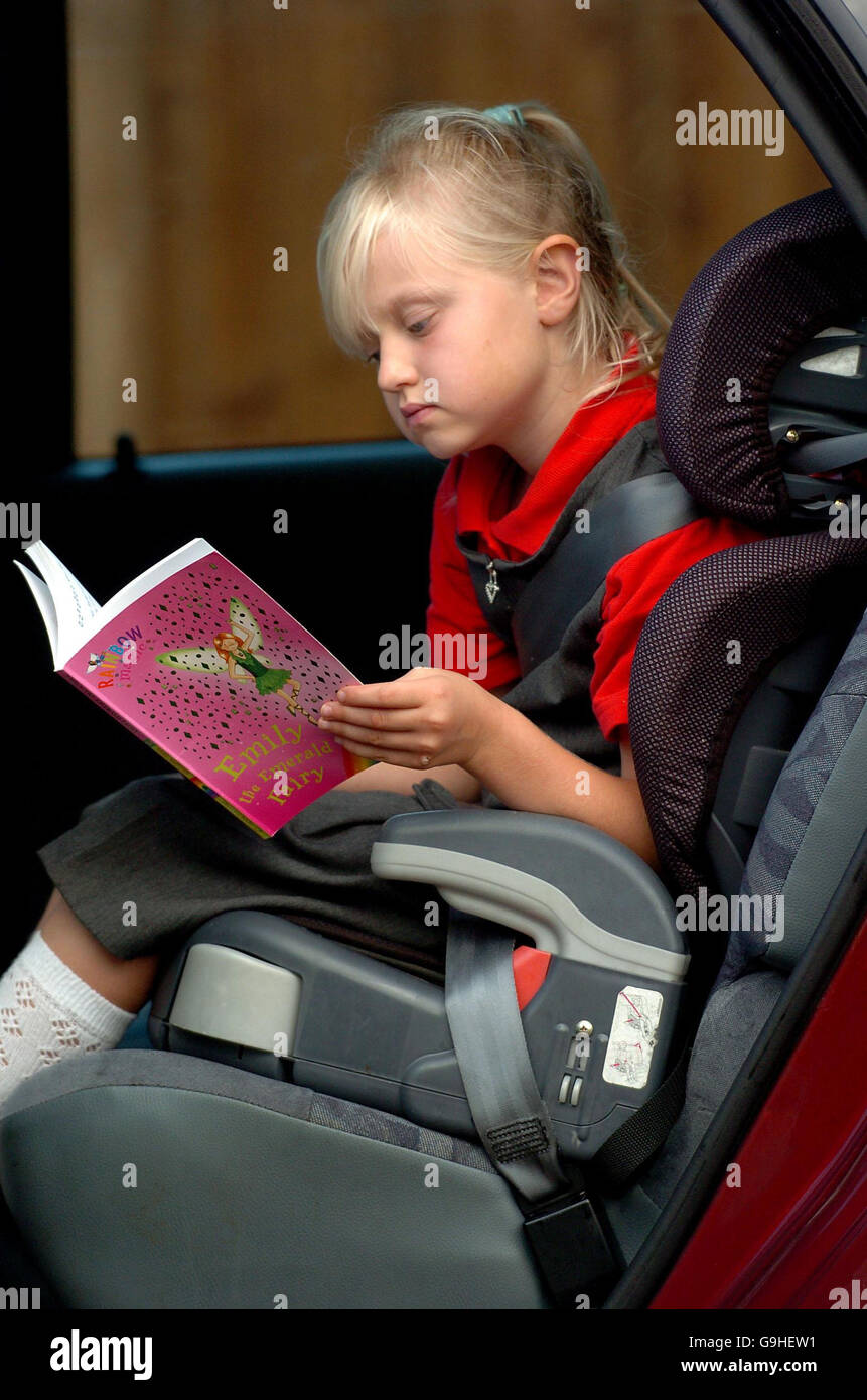 Imagen planteados por el modelo de una niña de siete años con un asiento de  coche en Cambridgeshire. Asociación de la prensa de la foto. Asociación de  la prensa de la foto.
