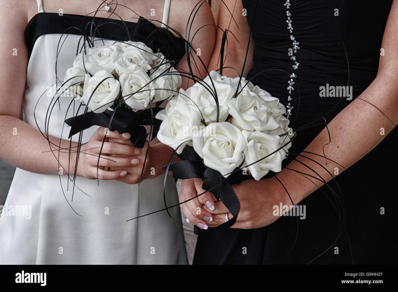 Dos damas de honor sosteniendo un ramo de flores blancas. Boda en blanco y  negro Fotografía de stock - Alamy