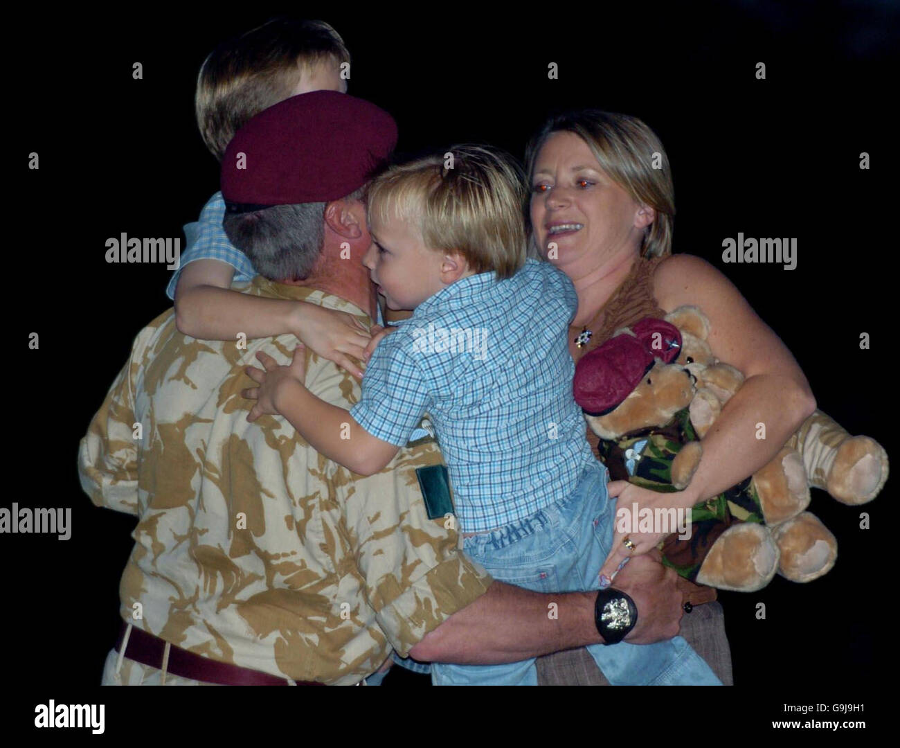 RSM John Hardy de 3 para Battlegroup Regiment se reúne con su esposa y dos hijos pequeños Sam, de 6 años, y Ben, de 3 años, en el cuartel de Colchester desde un viaje de servicio de seis meses en Afganistán. Foto de stock