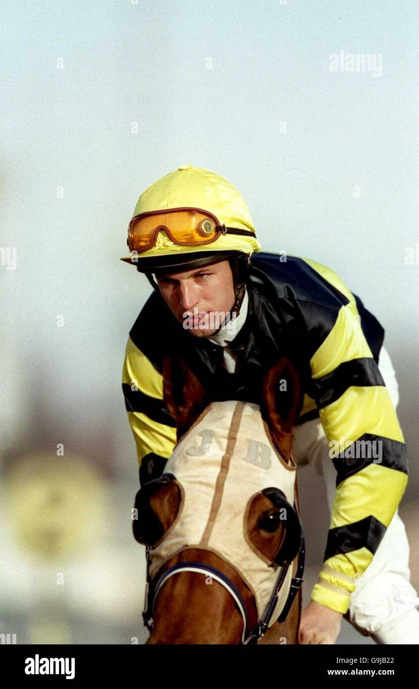 Carreras de caballos - Wolverhampton. Pat Dobbs en Zar Wars Foto de stock