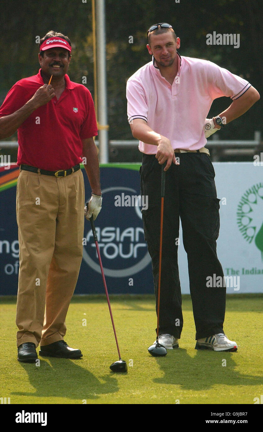 El ex alroundder indio Kapil Dev (L) con el jugador de bolos rápido de Inglaterra Steve Harmison en el Pro am Indian Open, en Nueva Delhi, India. Foto de stock