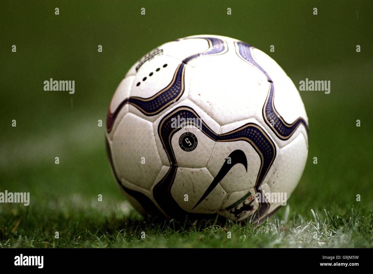 tono carga Durante ~ El balón de fútbol Nike Geo, balón oficial de la Fa Carling Premiership  Fotografía de stock - Alamy