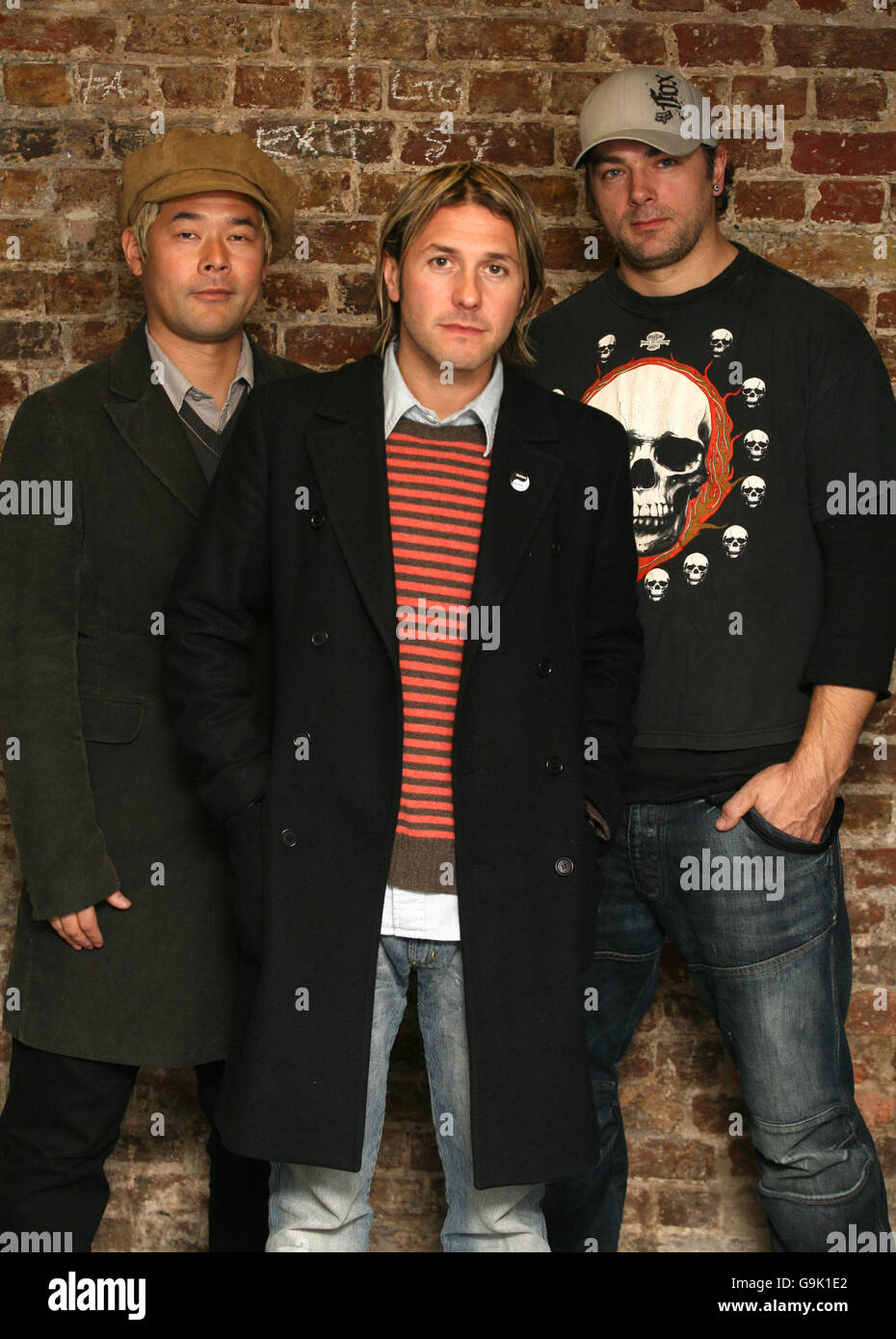 De Izquierda A Derecha Taka Hirose Grant Nicholas Y Mark Richardson De La Banda Feeder Backstage En La Camden Roundhouse En El Norte De Londres Fotografia De Stock Alamy