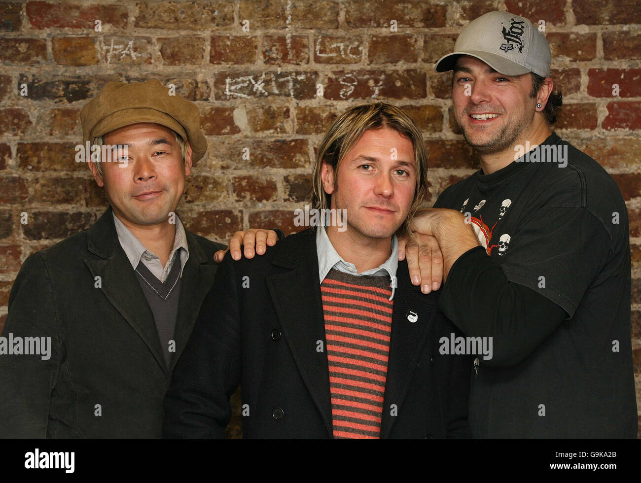 De Izquierda A Derecha Taka Hirose Grant Nicholas Y Mark Richardson De La Banda Feeder Backstage En La Camden Roundhouse En El Norte De Londres Fotografia De Stock Alamy