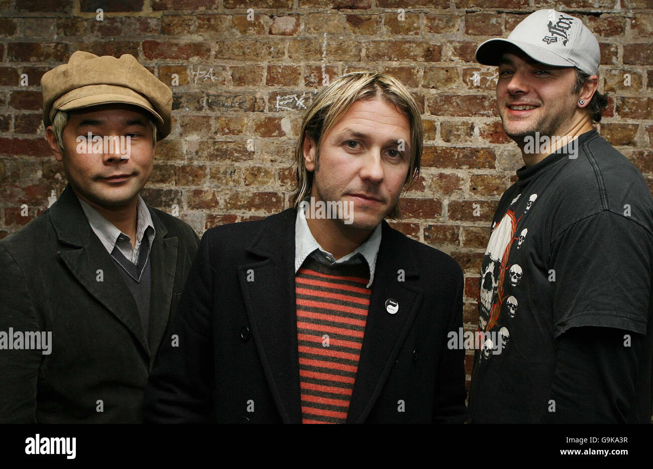 De Izquierda A Derecha Taka Hirose Grant Nicholas Y Mark Richardson De La Banda Feeder Backstage En La Camden Roundhouse En El Norte De Londres Fotografia De Stock Alamy