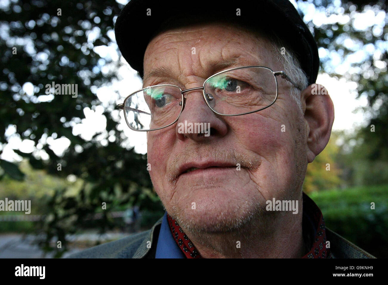 El veterano Joe Fitzpatrick del ejército irlandés Servicio de las Naciones Unidas en el Congo, África en 1960 y sobreviviente de la emboscada del 8 de noviembre de 1960 por los miembros de la tribu Baluba del contingente del ejército irlandés se sienta solo en St. Stephens Green, Dublín, recordando a los camaradas caídos 46 años después del día. Foto de stock