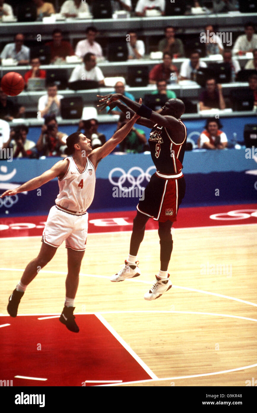 L-R: El croata Drazen Petrovic intenta bloquear al estadounidense Michael  Jordan Fotografía de stock - Alamy