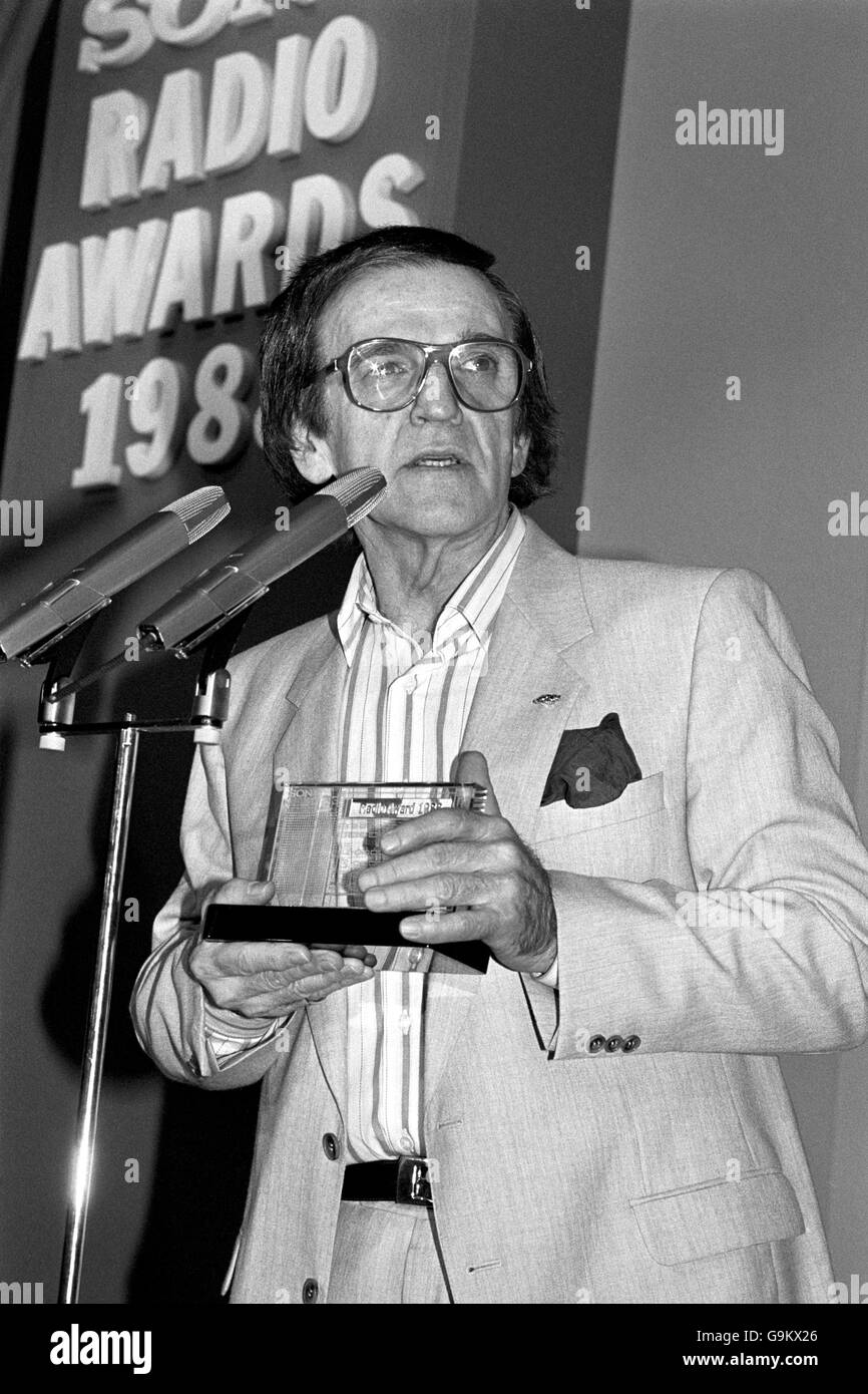 El jockey de disco Alan 'Fluff' Freeman hace su discurso de aceptación después Ser entregado con el premio a la personalidad de Radio del Año 1988 Foto de stock
