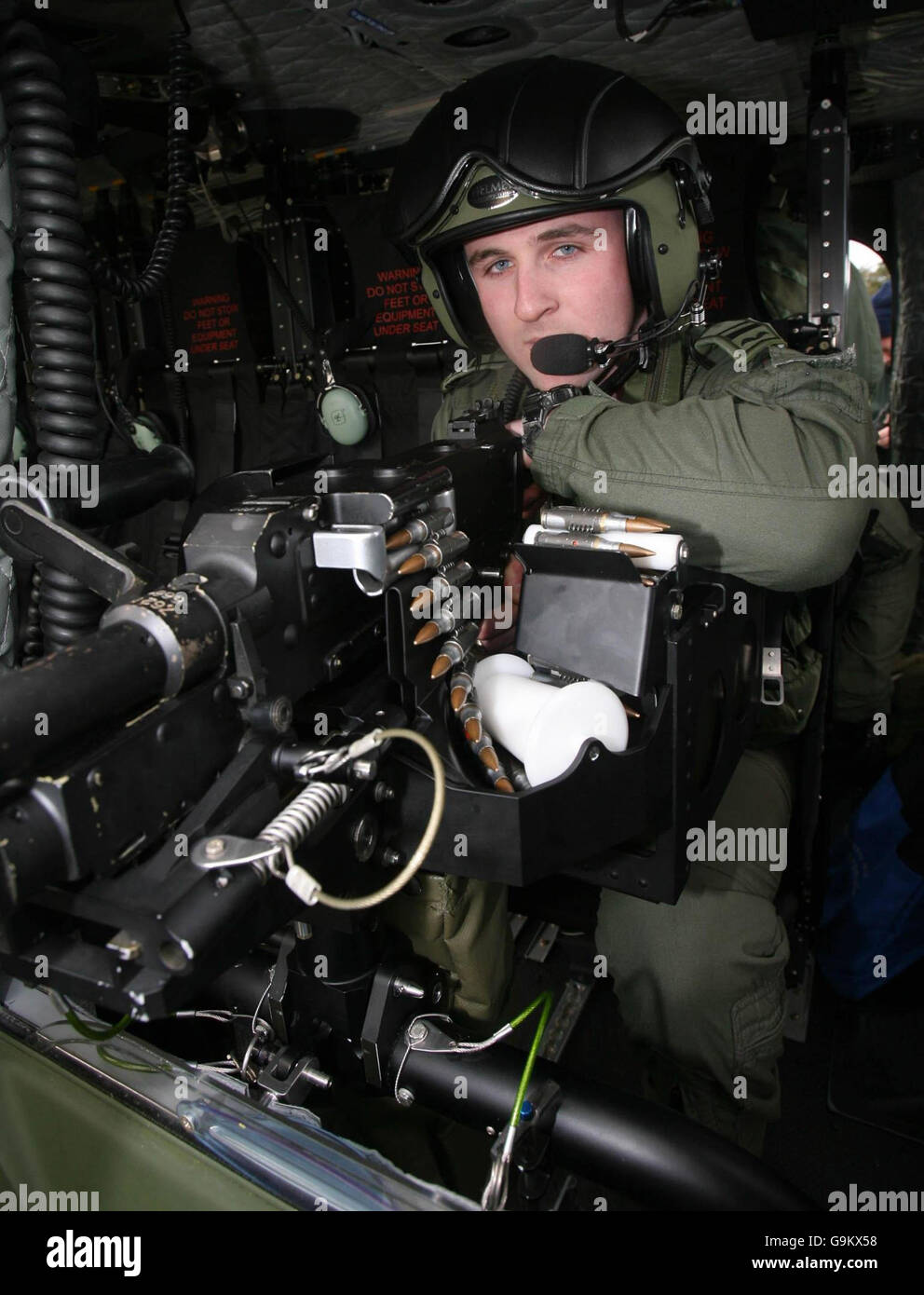El Teniente James O'Reilly en una ametralladora de uso general en la puerta  de uno de los dos recientemente comprados Agusta Westland AW139  helicópteros en la sede del Cuerpo de Aire en