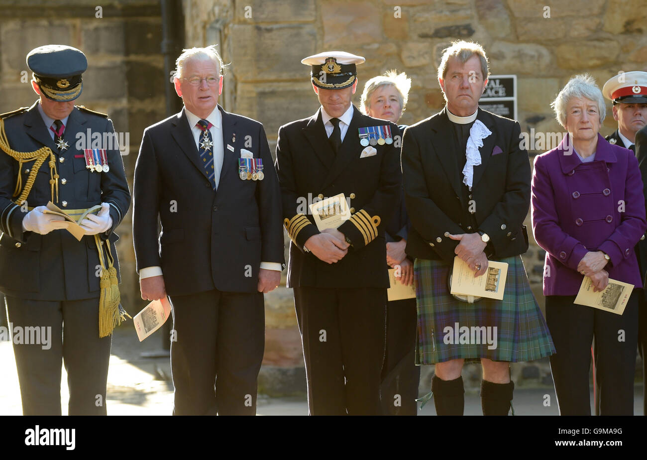 Dignatarios y militares observar un 2 minuto de silencio durante un servicio especial, seguida de una noche de vigilia, celebrada en El Castillo de Edimburgo, Escocia, se conmemora el 100º aniversario de la batalla del Somme. Foto de stock
