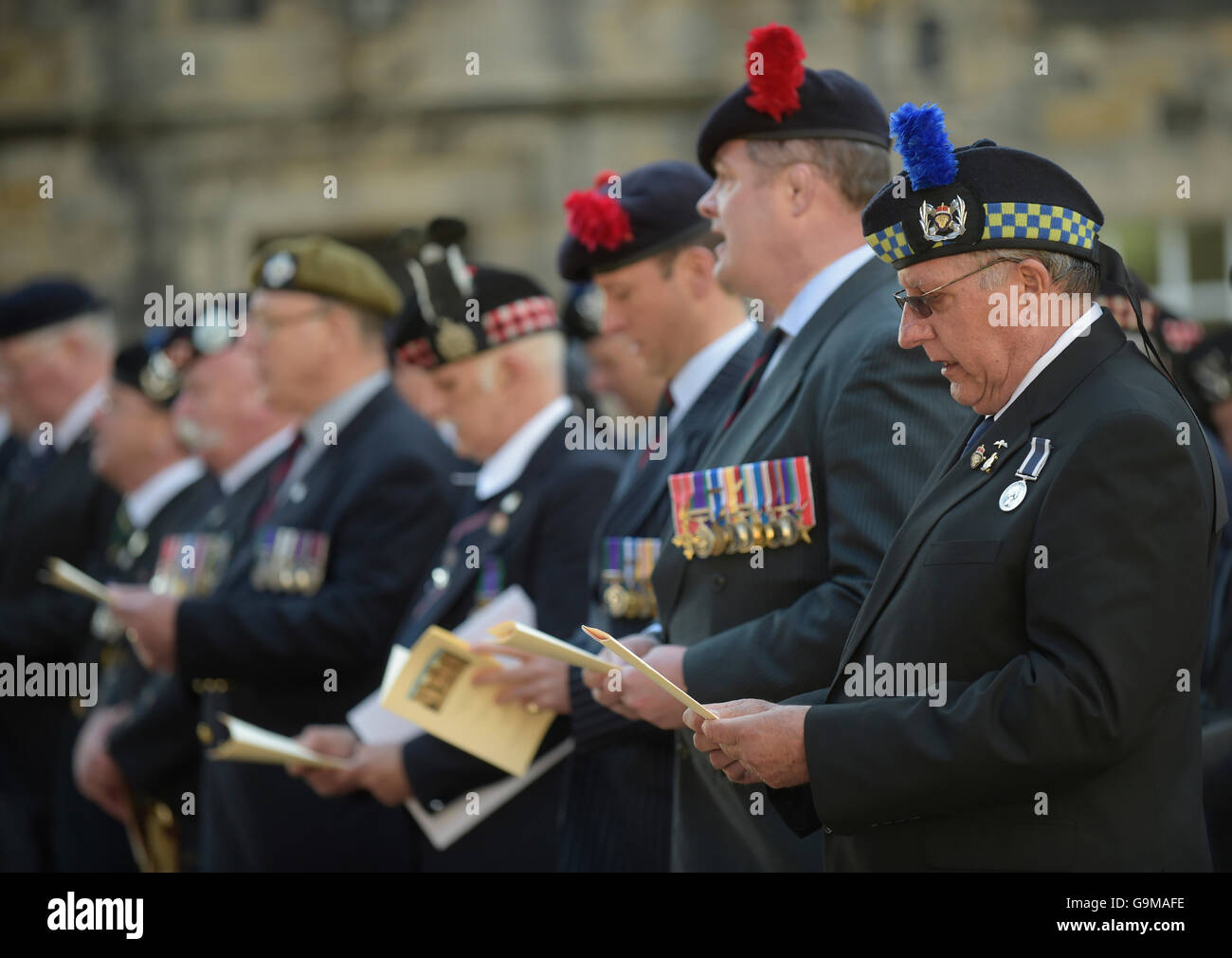 Las asociaciones de veteranos del 12 Regimiento de toda Escocia observar un 2 minuto de silencio durante un servicio especial, seguida de una noche de vigilia, celebrada en El Castillo de Edimburgo, Escocia, se conmemora el 100º aniversario de la batalla del Somme. Foto de stock