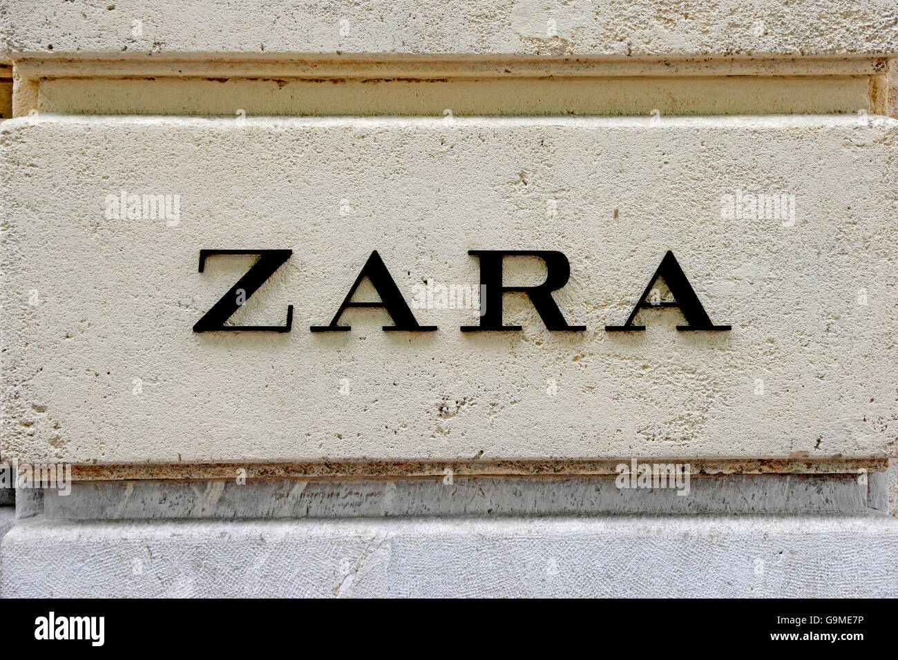 Zara shop in fotografías e imágenes de alta resolución - Alamy