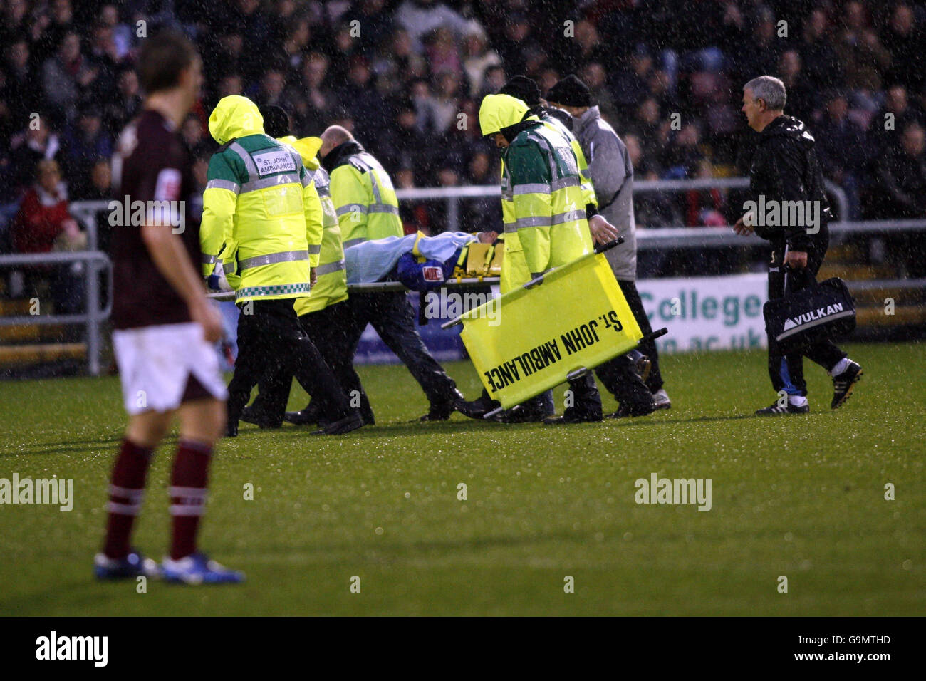 Danny Senda de Millwall es llevado herido durante el partido de la Coca-Cola League One en el Sixfields Stadium, Northampton. Foto de stock