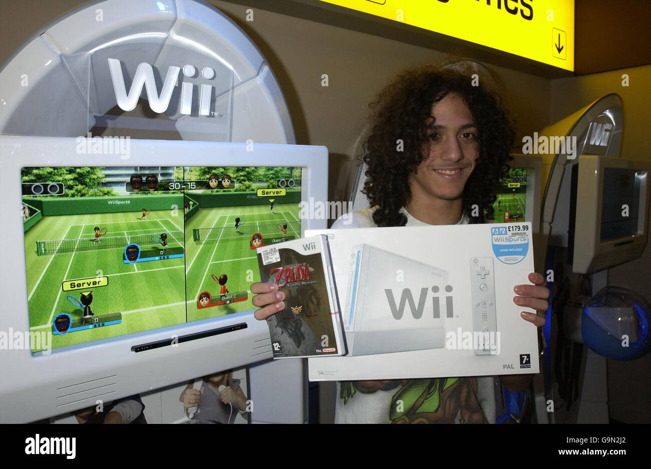 Marwan ElGamal, de Wembley en la calle HMV Oxford donde fue la primera  persona en comprar la nueva consola Nintendo Wii Fotografía de stock - Alamy