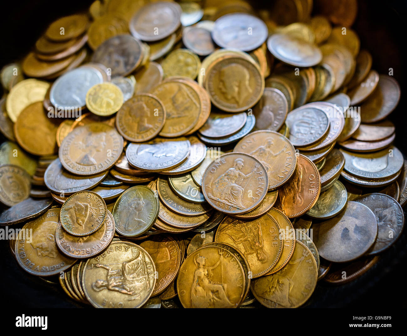 Una selección de viejas monedas británicas. Foto de stock