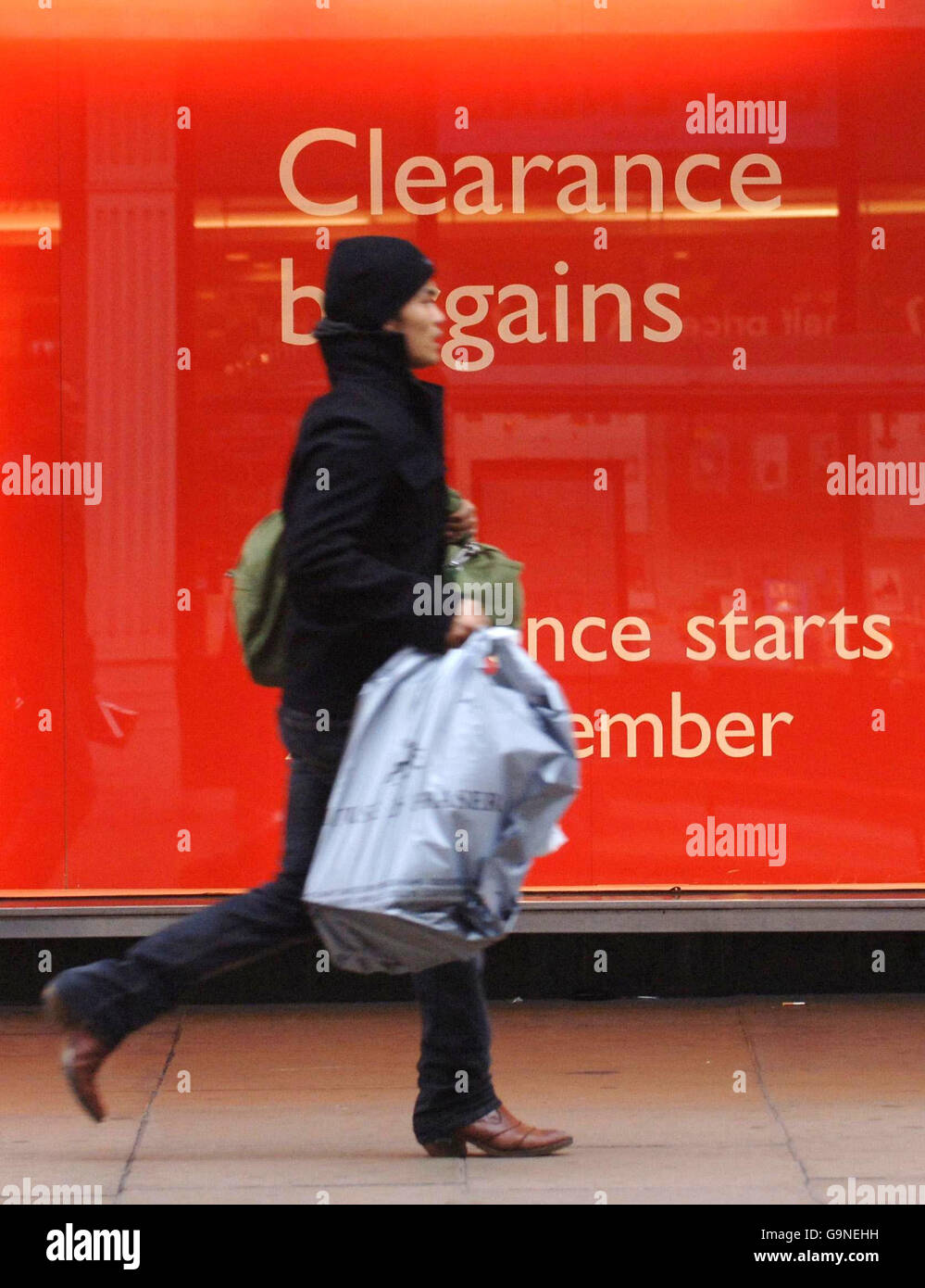 Los compradores hacen compras en el penúltimo día de compras antes de Navidad en Oxford Street, Londres, donde las ventas han comenzado temprano en una oferta para atraer a los clientes. Foto de stock