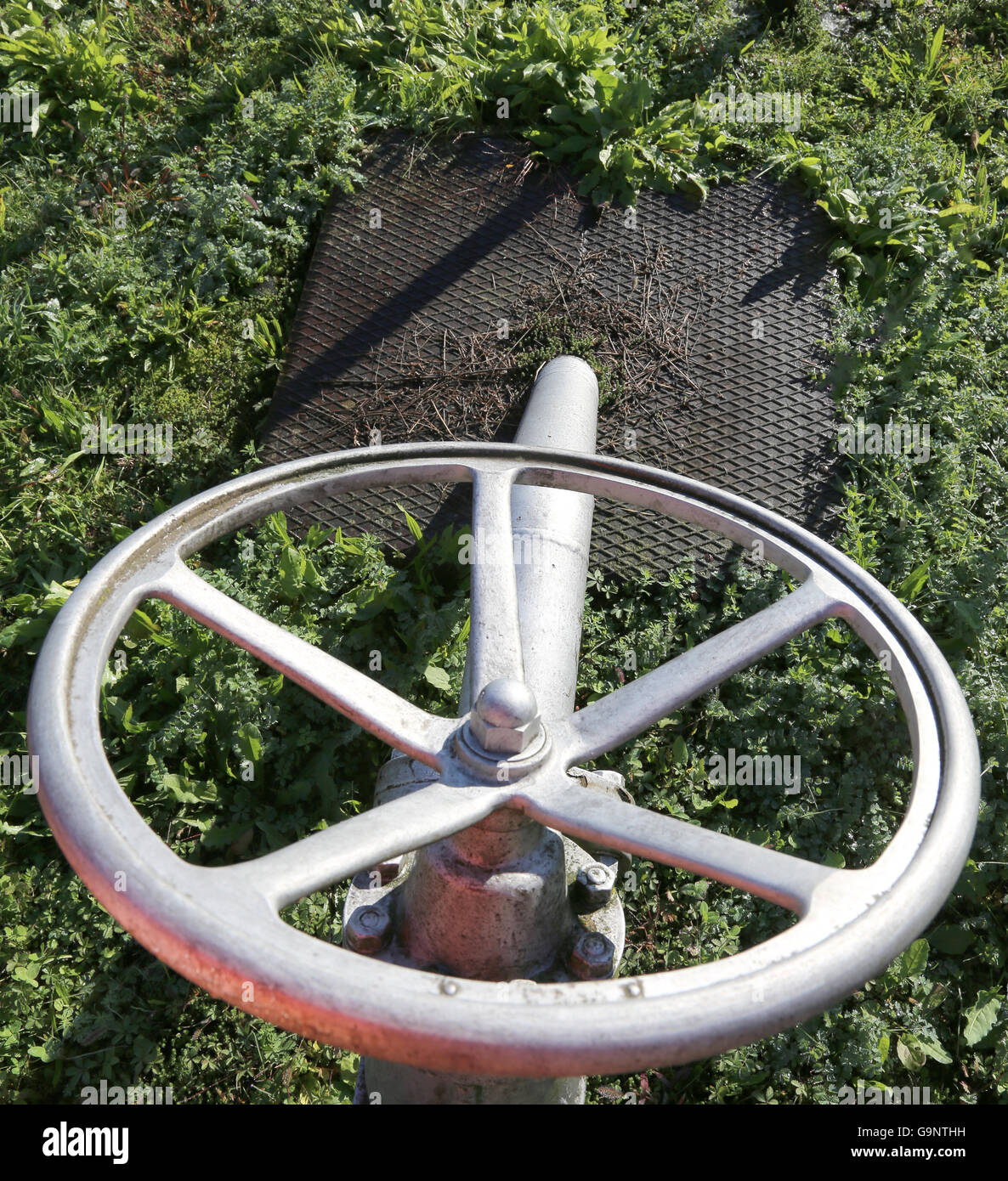 Válvula de bola grande con forma circular maniobra la planta de gestión de empresa las multiutilidades distrubution Foto de stock