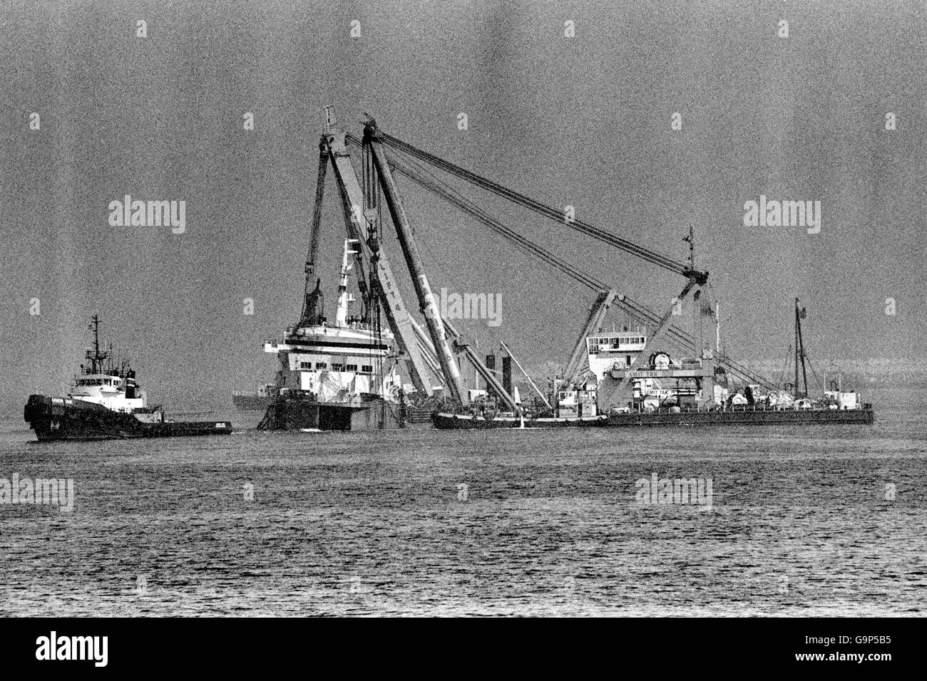 El desastre de Zeebrugge. El coche ferry Herald of Free Enterprise es tirado en el puerto Zeebrugge por remolcadores. Foto de stock