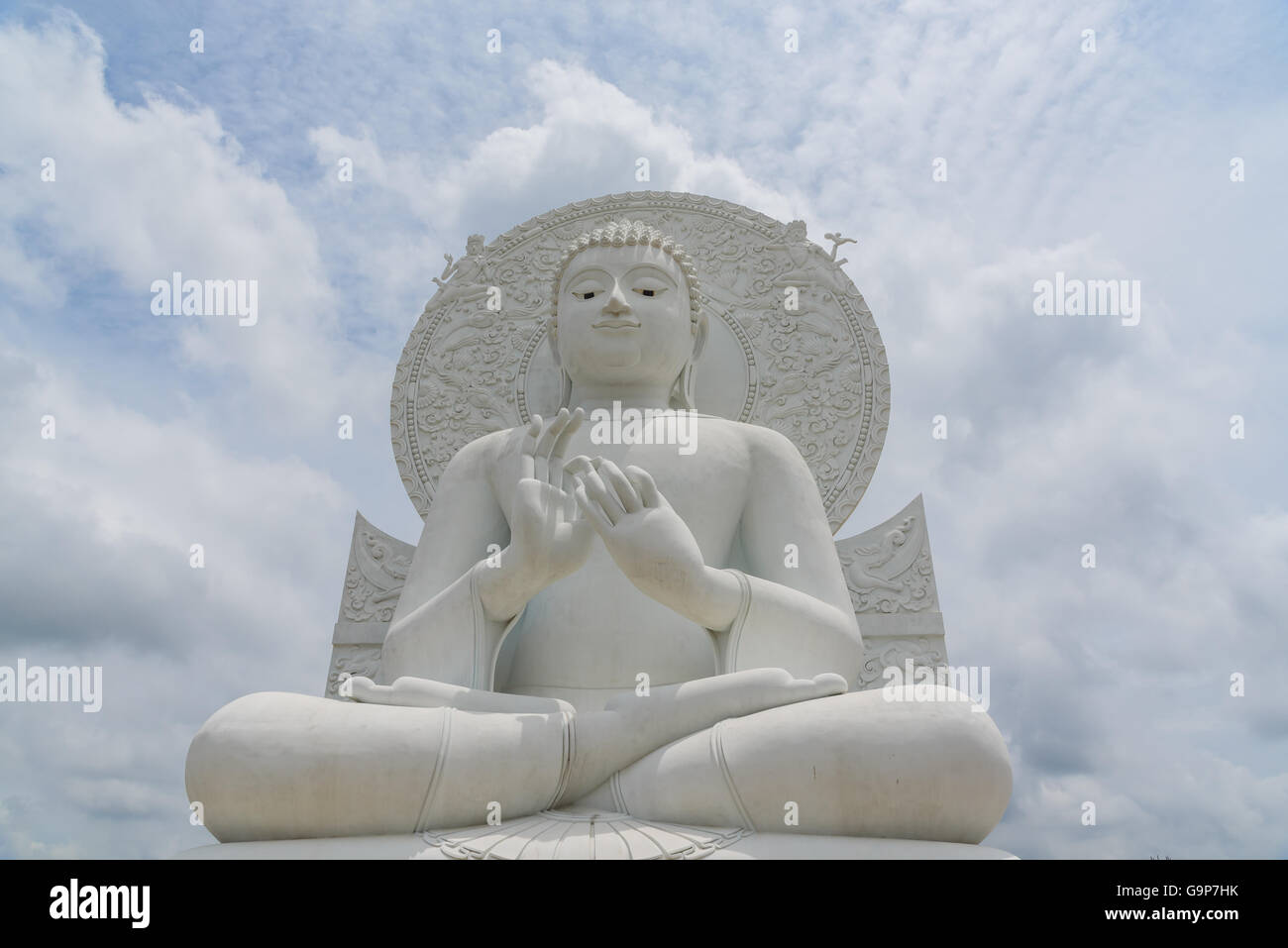 Imagen de Buda de blanco en el centro espiritual de Saraburi, Tailandia. Foto de stock