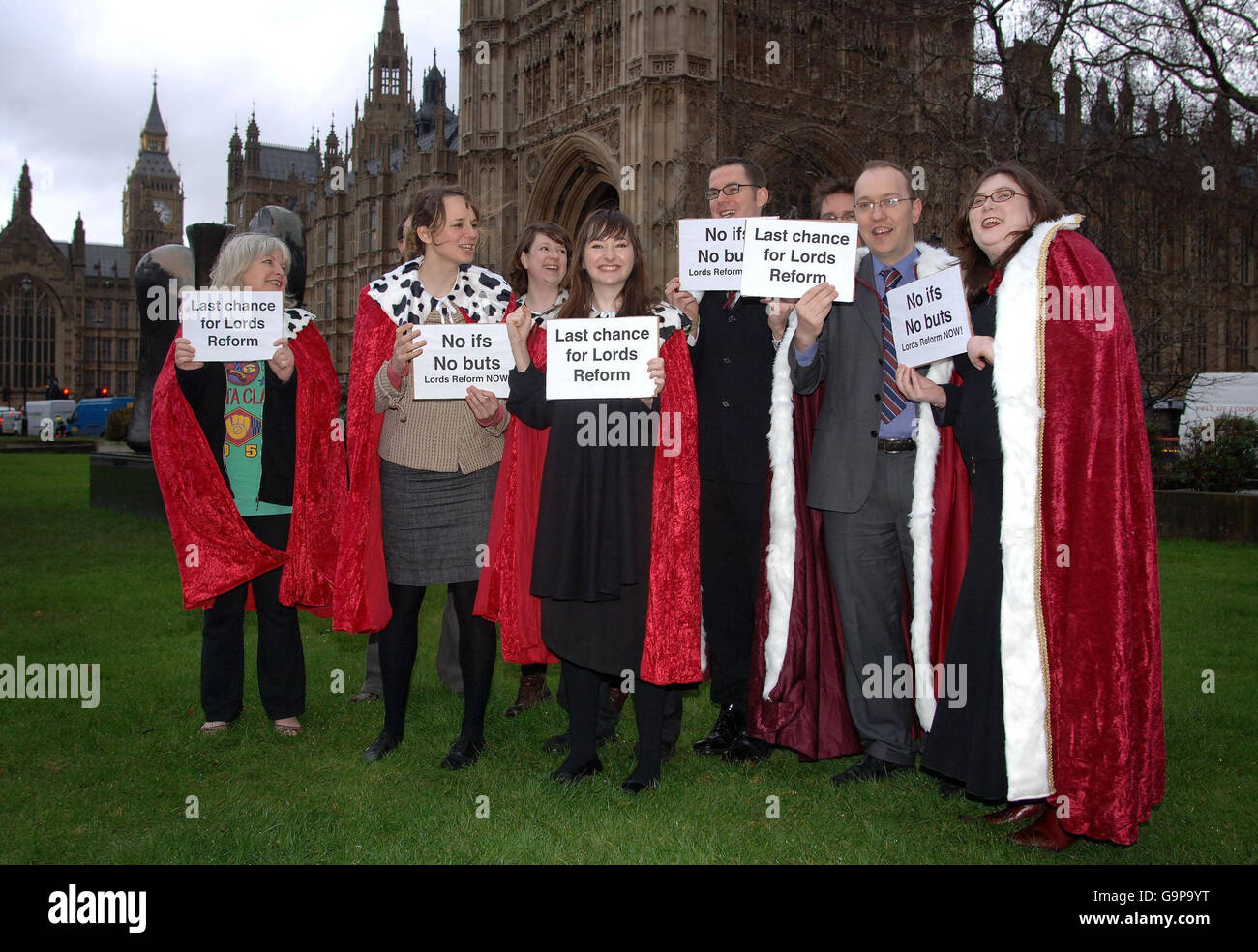 Elect Lords And Ladies Participa En Una Protesta De Unlock Democracy Pidiendo La Reforma De La Camara De Los Lores Fuera De Las Camaras Del Parlamento Londres Fotografia De Stock Alamy