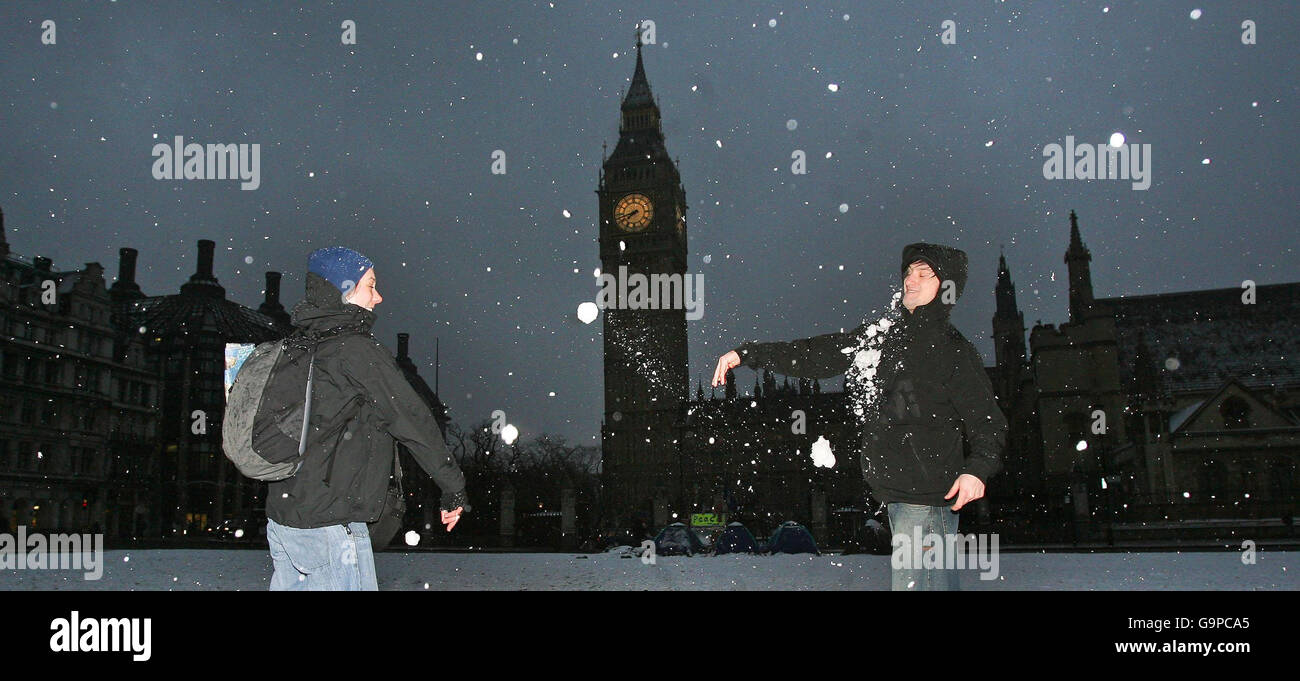La gente tiene una pelea de bolas de nieve en la Plaza del Parlamento de Londres durante una fuerte nevada. Foto de stock