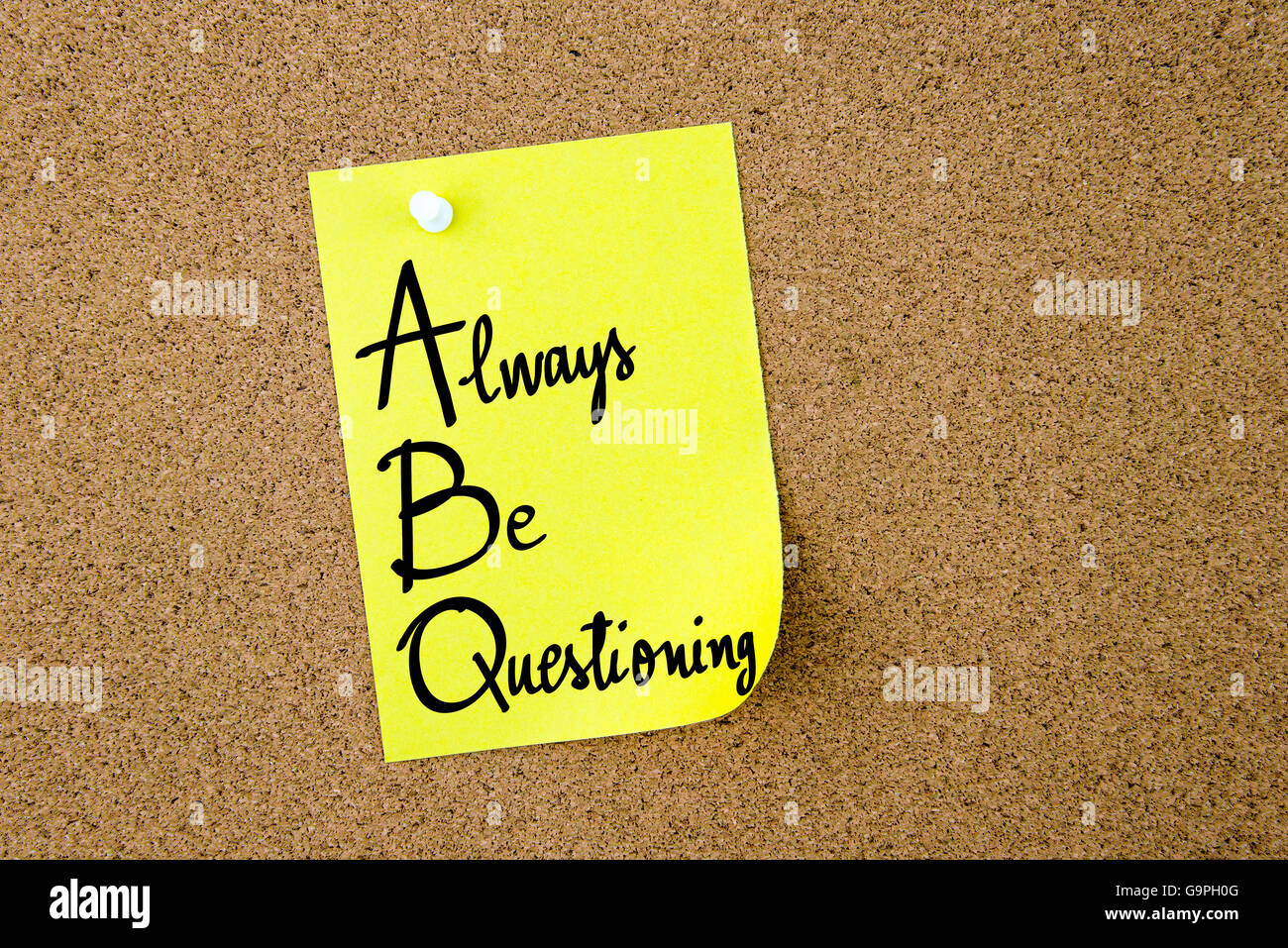 ABC siempre ser preguntas escritas en papel amarillo nota fijada en tablero de corcho blanco con chinchetas, copie el espacio disponible Foto de stock
