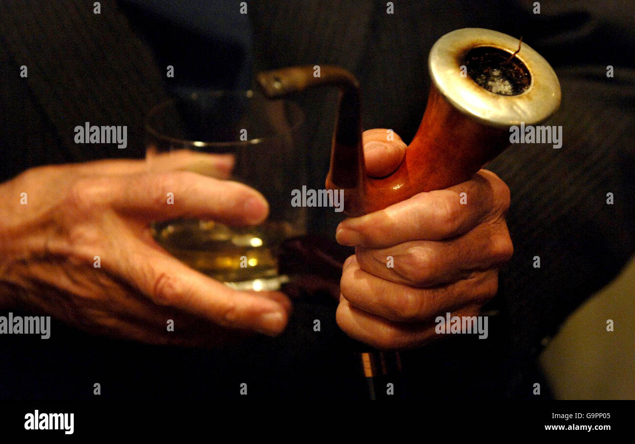 Pipa de whisky fotografías e imágenes de alta resolución - Alamy