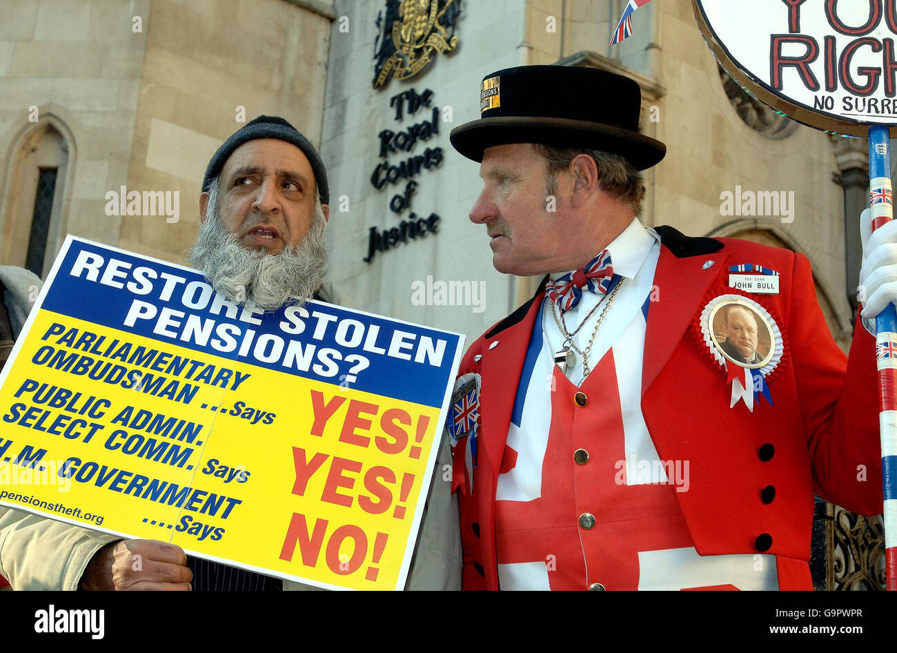 Un manifestante de pensiones (izquierda) habla con John Bull fuera del Tribunal Superior en el centro de Londres mientras un grupo protestó por las pensiones privadas esta tarde. Foto de stock