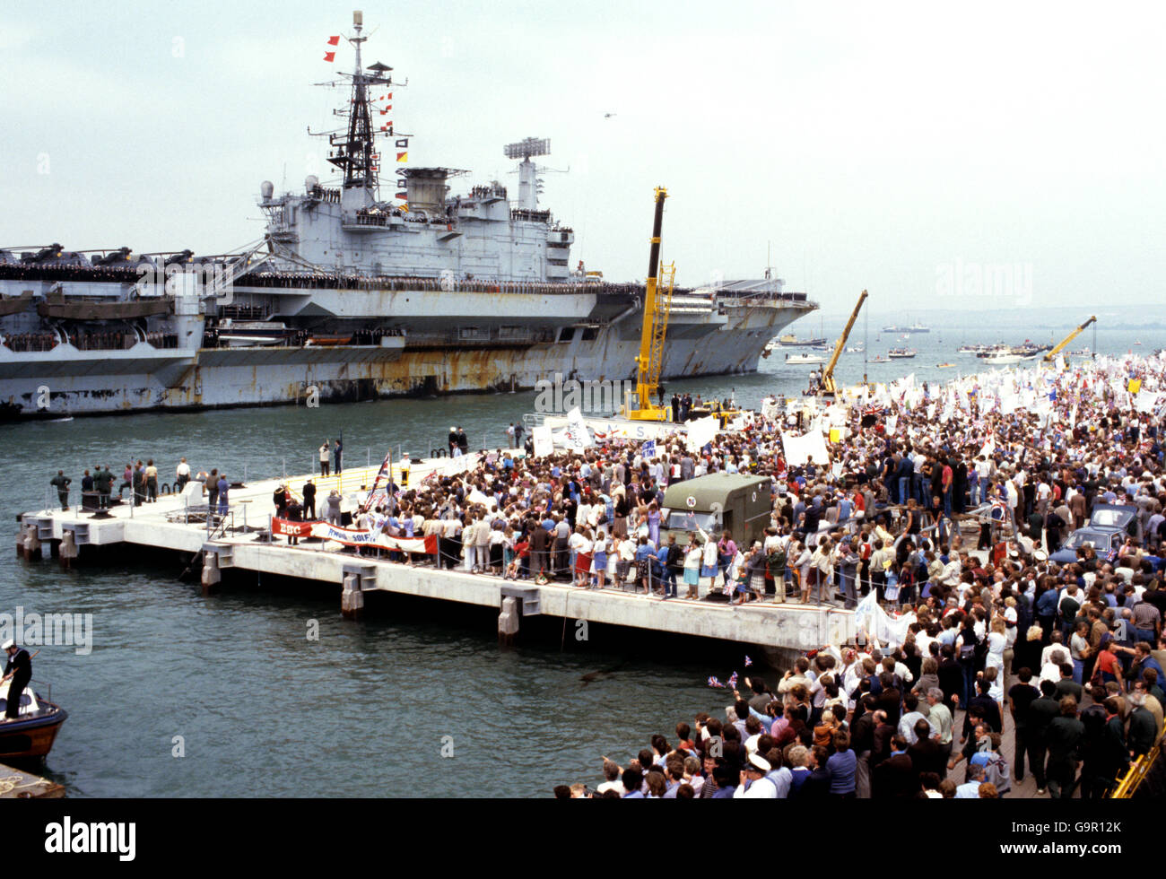 El buque insignia del grupo de tareas de las Malvinas, HMS Hermes, atraca en Portsmouth a su regreso del Atlántico Sur. Foto de stock