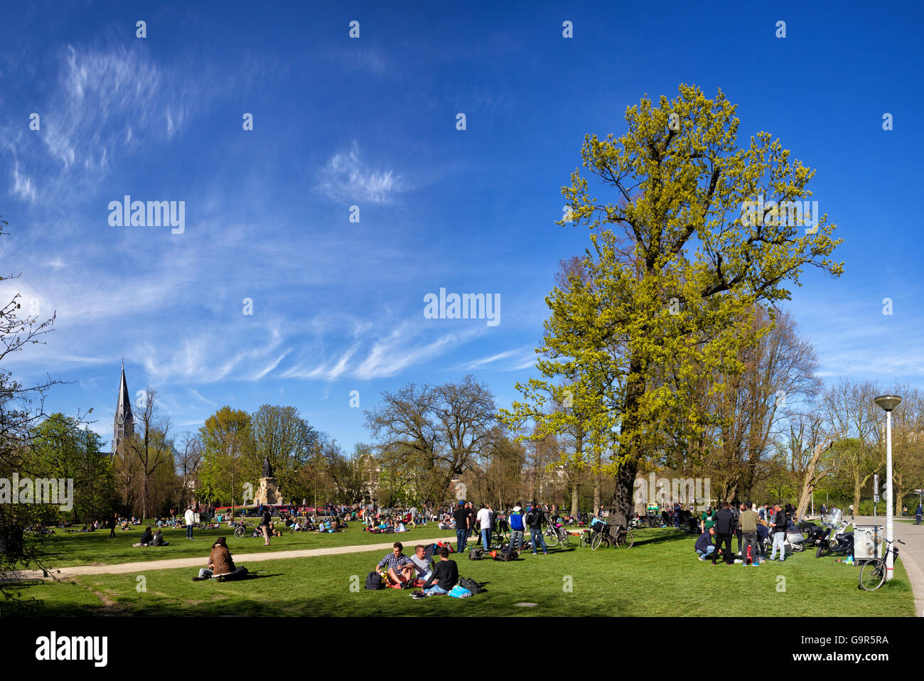 La gente descansando en el parque Vondelpark, en el centro de Amsterdam, Holanda en primavera. Foto de stock