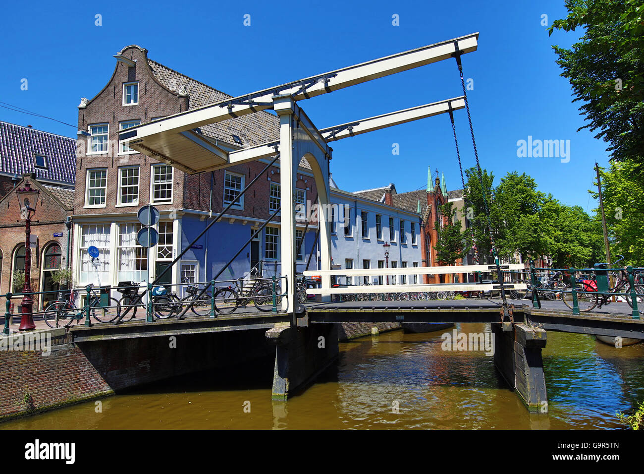 Staalmeestersbrug puente levadizo sobre el canal Groenburgwal en Ámsterdam, Holanda Foto de stock