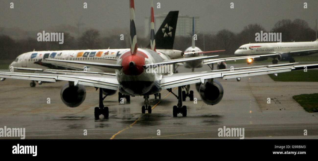 Los aviones hacen cola en el tren para un despegue en el aeropuerto de Heathrow en Londres. Foto de stock