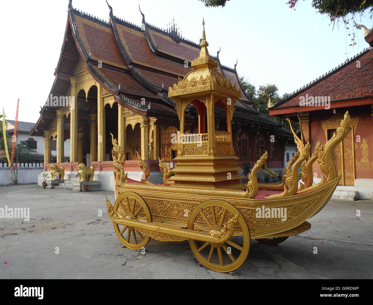 Templo budista y ritual, autocar, transporte, provincia de Luang Prabang, Laos, Luang Prabang / Asia Foto de stock