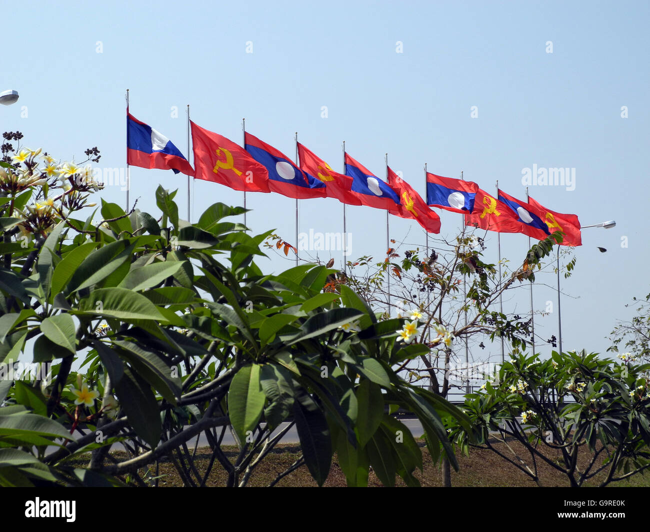 Banderas de Laos en el Paseo del Río Mekong, Vientiane, Laos, Asia / Vientiane Foto de stock