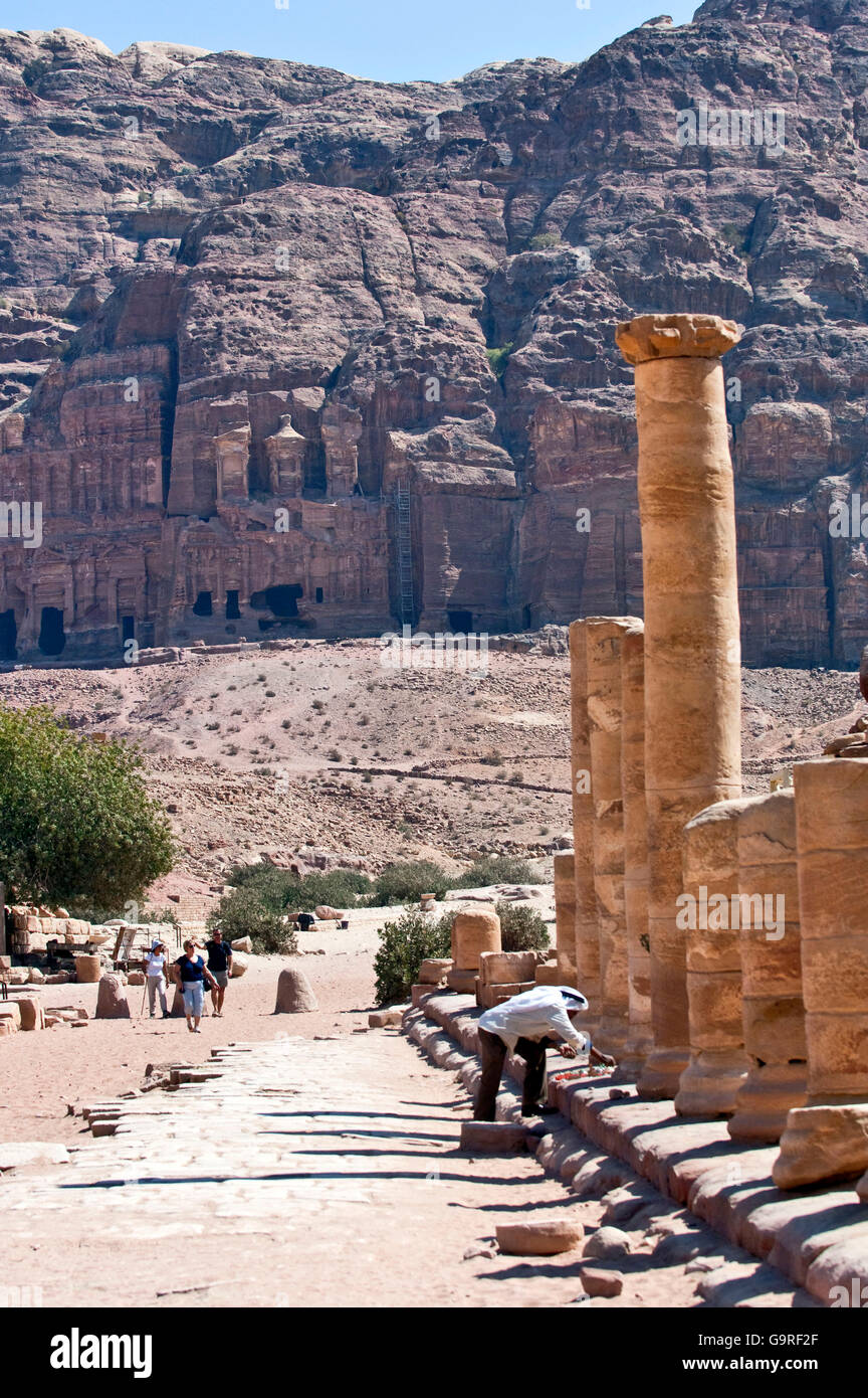 Columnas y King's Wall, el parque arqueológico de Petra, Petra, Jordania Foto de stock