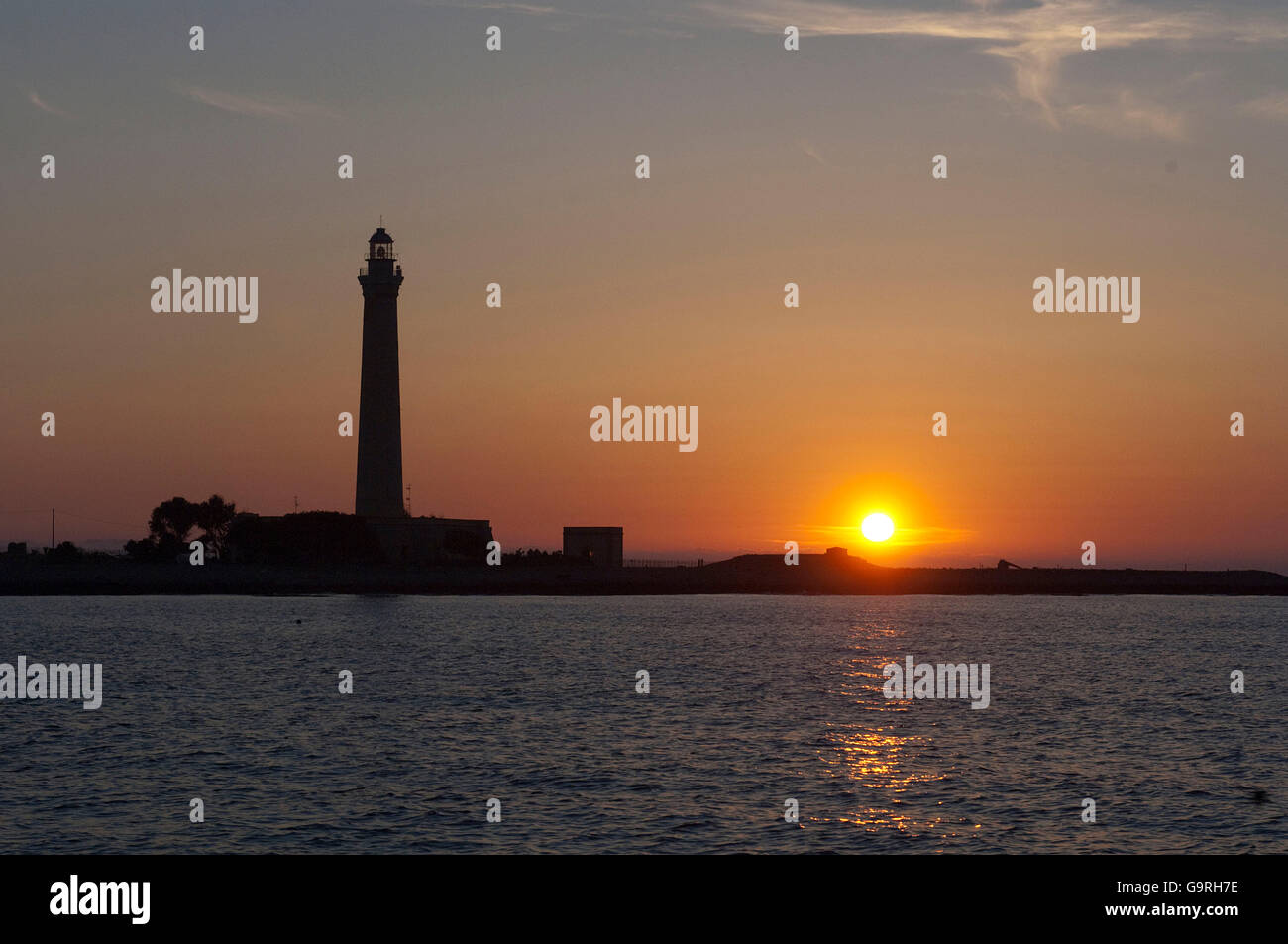 Puesta de sol, Faro, San Vito lo Capo, en la provincia de Trapani, Sicilia, Italia Foto de stock