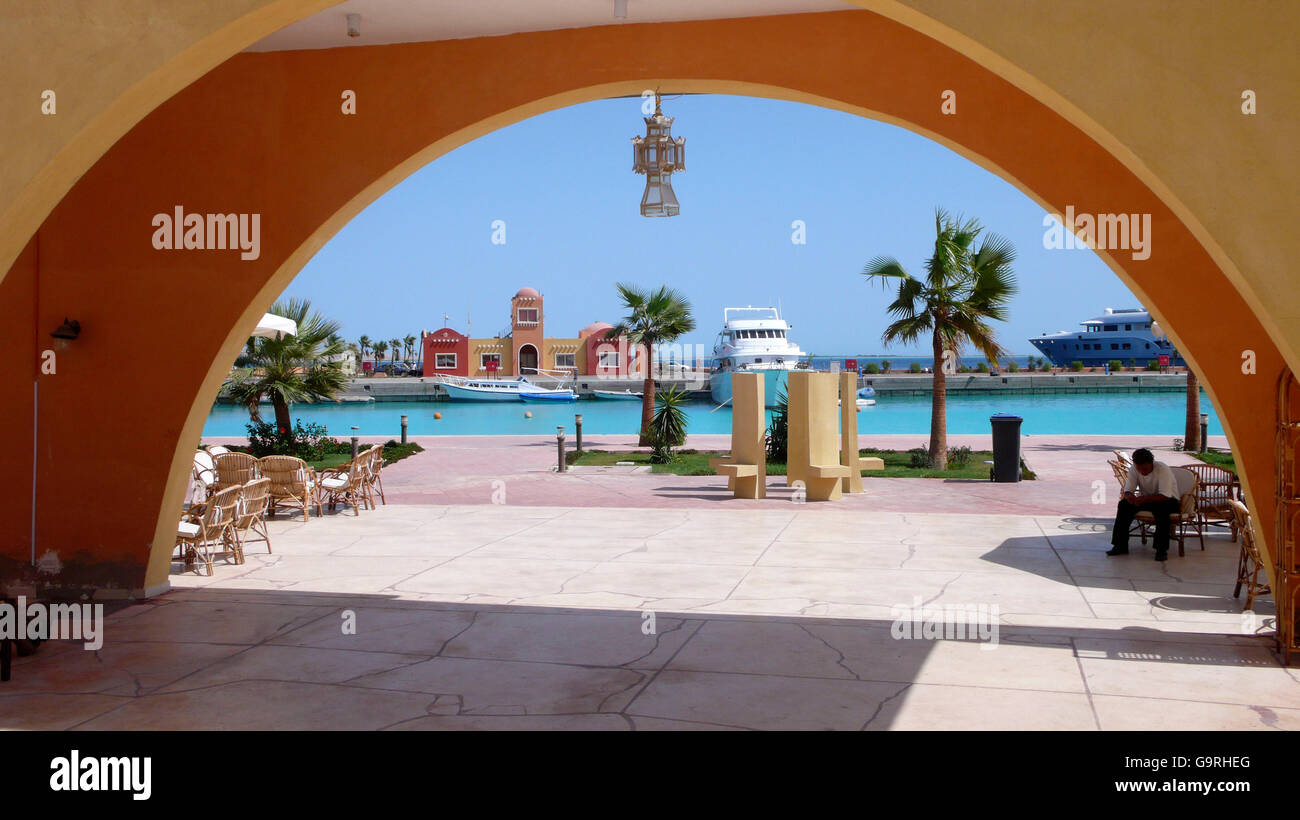 Arco Gateway, el nuevo puerto deportivo, puerto de yates, Hurghada, Egipto Foto de stock