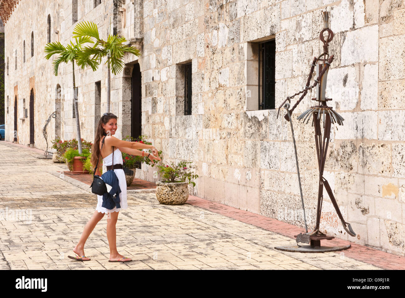 Jóvenes mujeres turistas posando con el ballet escultura, Santo Domingo, República Dominicana, El Caribe, América Foto de stock
