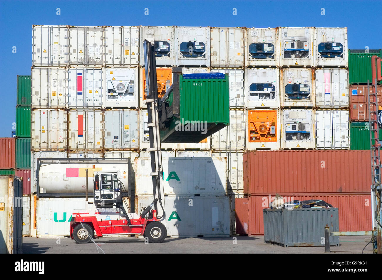 Contenedores refrigerados para envíos almacenados en espera de carga en el puerto de Fos-sur-Mer, cerca de Marsella Foto de stock