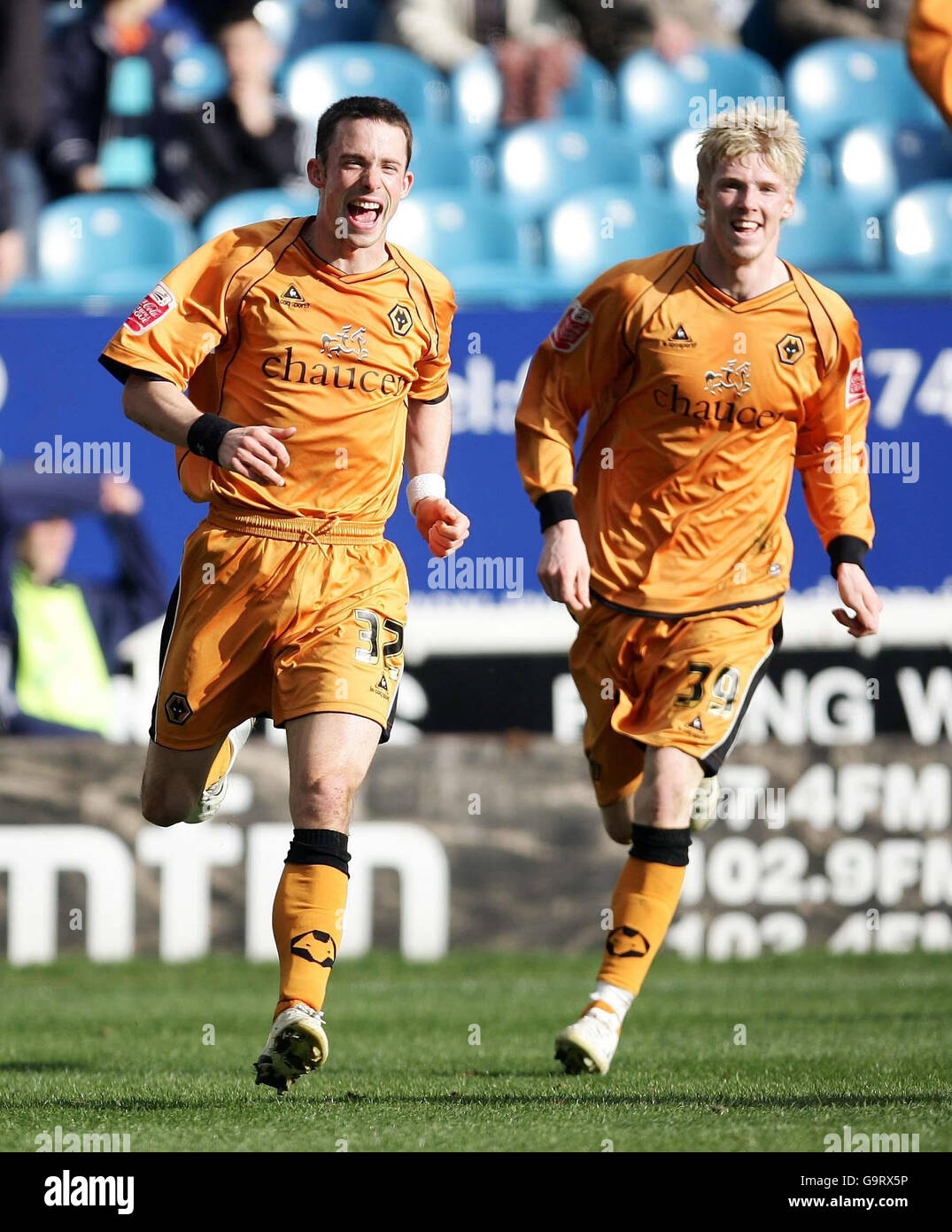 Michael McIndoe (izquierda) de Wolverhampton Wanderers celebra su gol con Andy Keogh durante el partido de la Coca-Cola Football League Championship en Hillsborough, Sheffield. Foto de stock