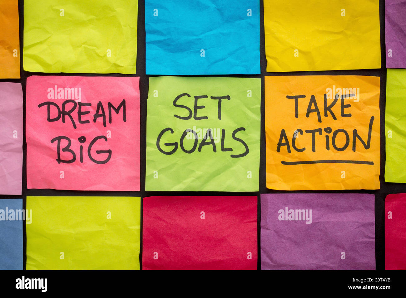 Soñar en grande, establecer metas, tomar acción - asesoramiento motivacional o recordatorio en coloridos Sticky notes Foto de stock