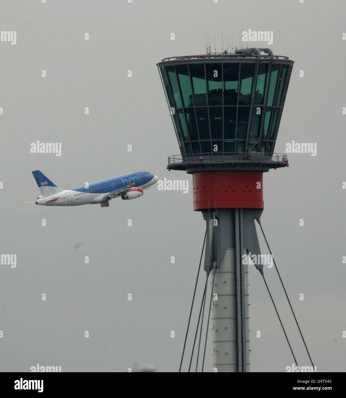BMI (British Midland) Airbus 319 pasa por la nueva Torre de Control en el aeropuerto de Heathrow en Londres. Foto de stock