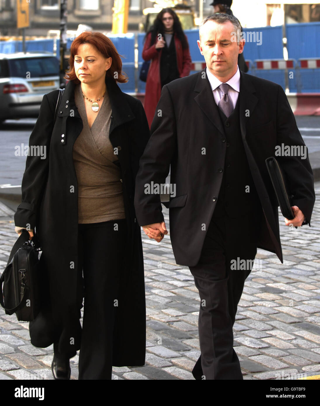 El testigo Martin MacAskill y su esposa Annie llegan al Tribunal Superior de Edimburgo para asistir al juicio por asesinato de Angelika kluk. Foto de stock