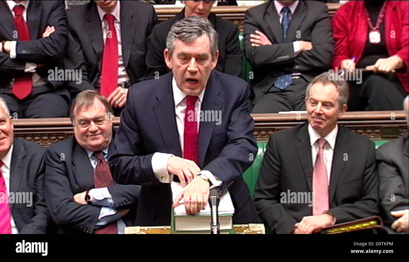 El canciller británico Gordon Brown pronuncia su discurso sobre el presupuesto en la Cámara de los comunes, Londres. Foto de stock