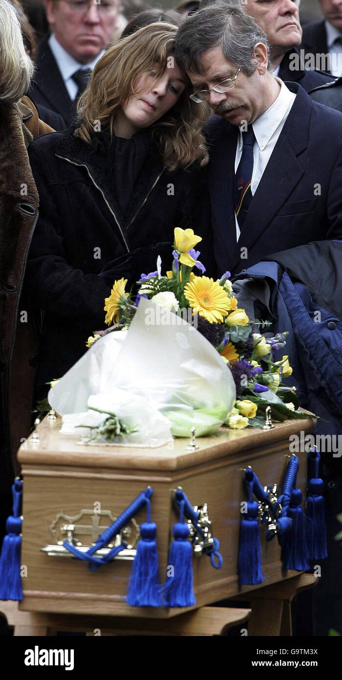 La familia de Peter Wilson; la hermana Laura 16, y el padre Rupert están junto a su ataúd durante su funeral en la iglesia de la Iglesia de Escocia en Drumnadrochit. Foto de stock