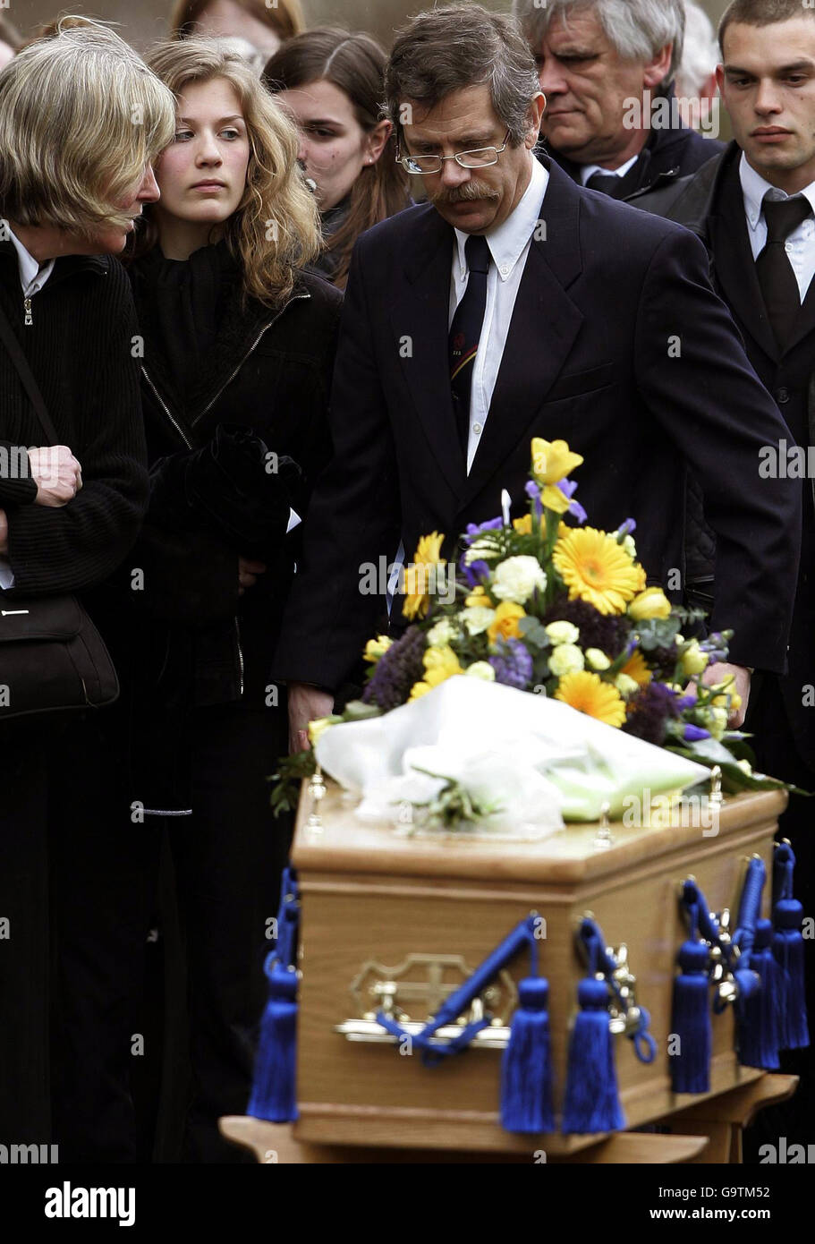 La familia de Peter Wilson; (de la izquierda) la madre Kirsty, la hermana Laura 16, y el padre Rupert están junto a su ataúd durante su funeral en la iglesia de la Iglesia de Escocia en Drumnadrochit. Foto de stock