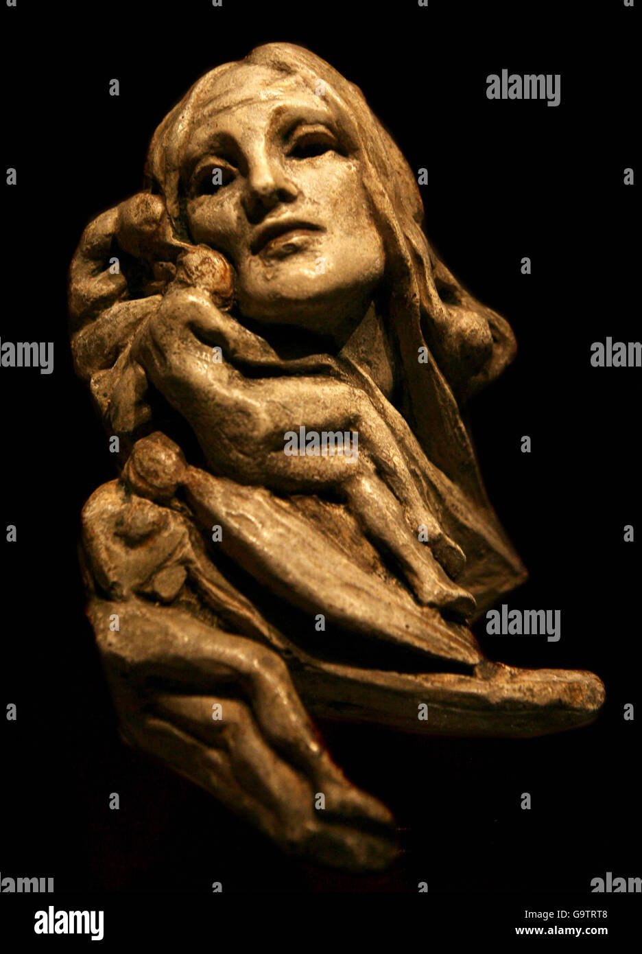 Una escultura titulada Glendalough de Beatrice Glenavy forma parte de una nueva exposición llamada El Fantástico en Arte Irlandés, en la Galería Nacional de Irlanda, en Dublín. Foto de stock