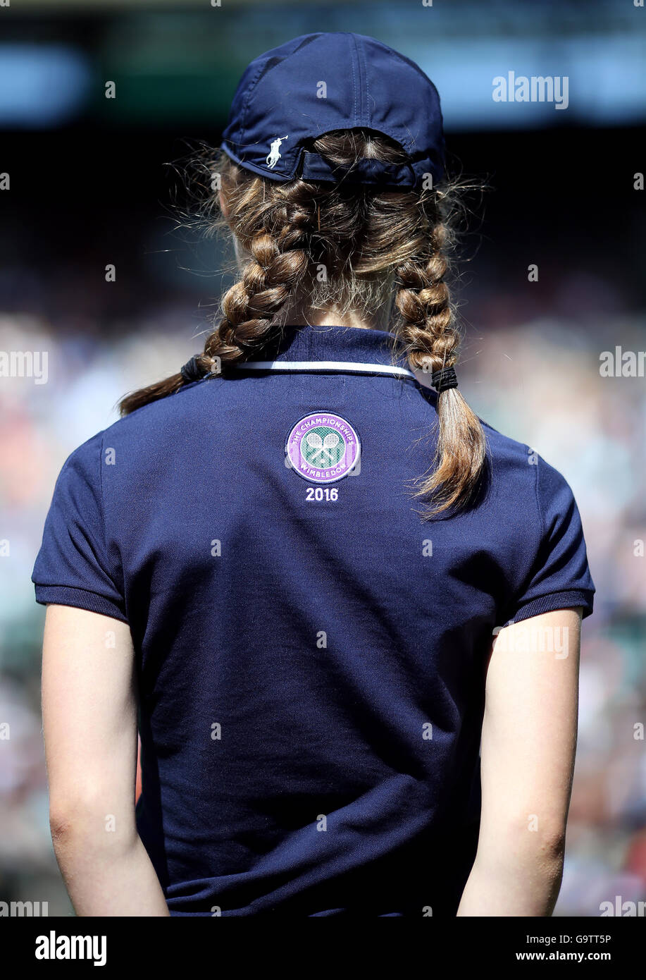 Una chica que llevaba una bola marca Wimbledon Ralph Lauren t-shirt y la  tapa en el día cinco de los campeonatos de Wimbledon en el All England Lawn  Tennis y Croquet Club,